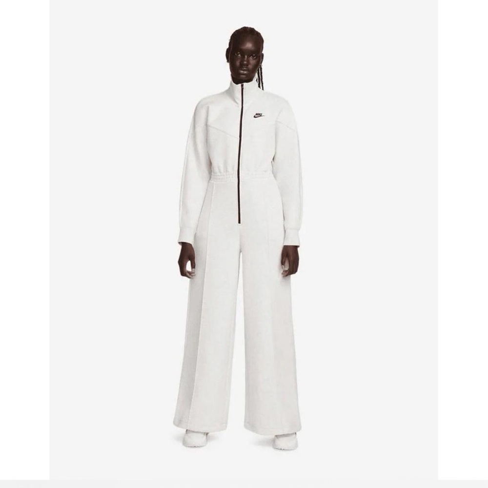 Nike Sports Tech Fleece Windrunner jumpsuit in gray. Size M. NWT.